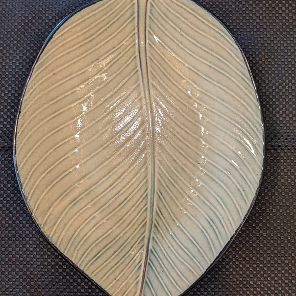 Ceramic Leaf Serving Tray - Picture 3 of 5
